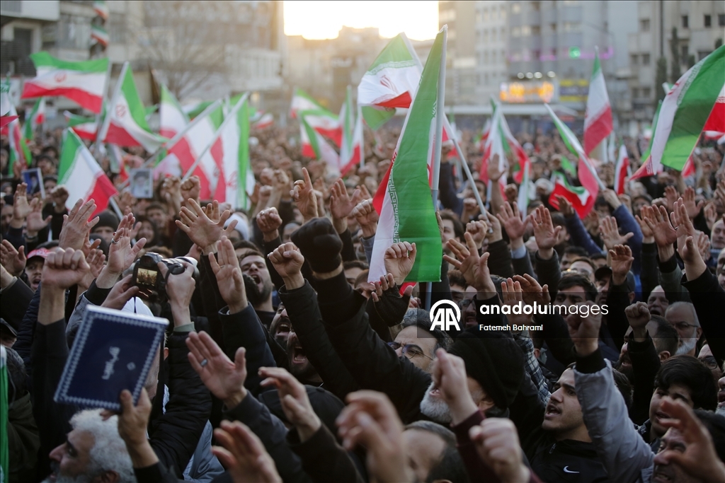 В Иране проходят массовые демонстрации после гибели Хаменеи