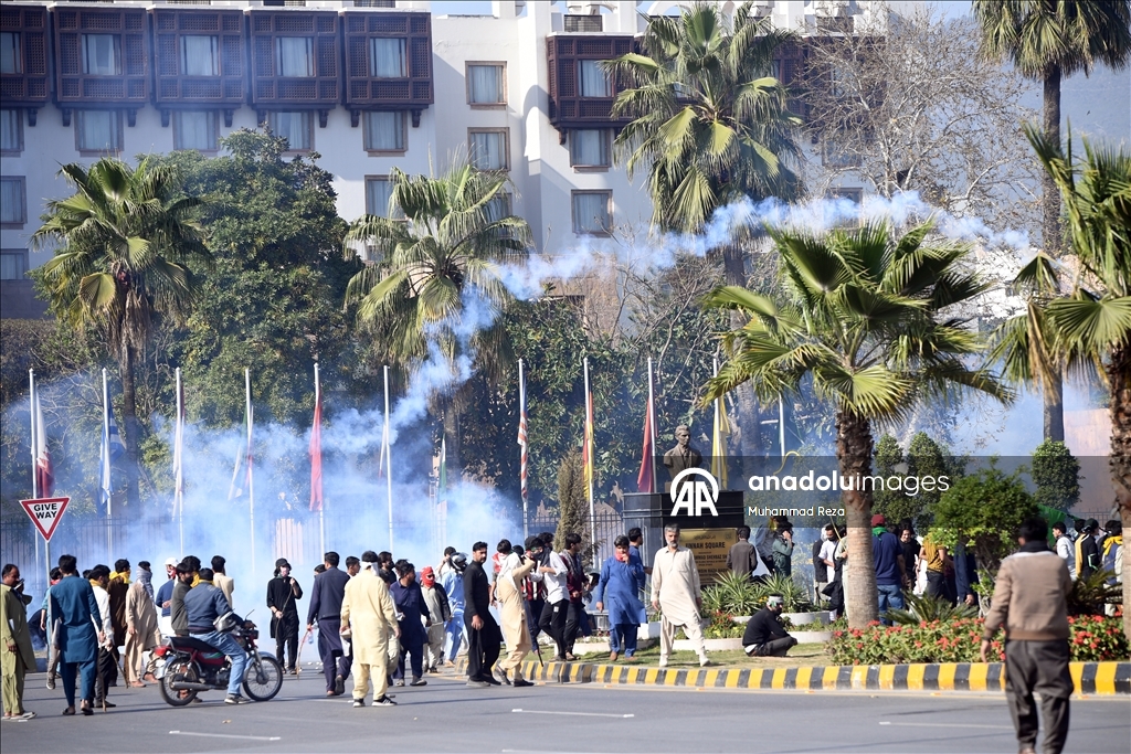Pakistan'da düzenlenen ABD karşıtı gösteriye güvenlik güçleri müdahale etti