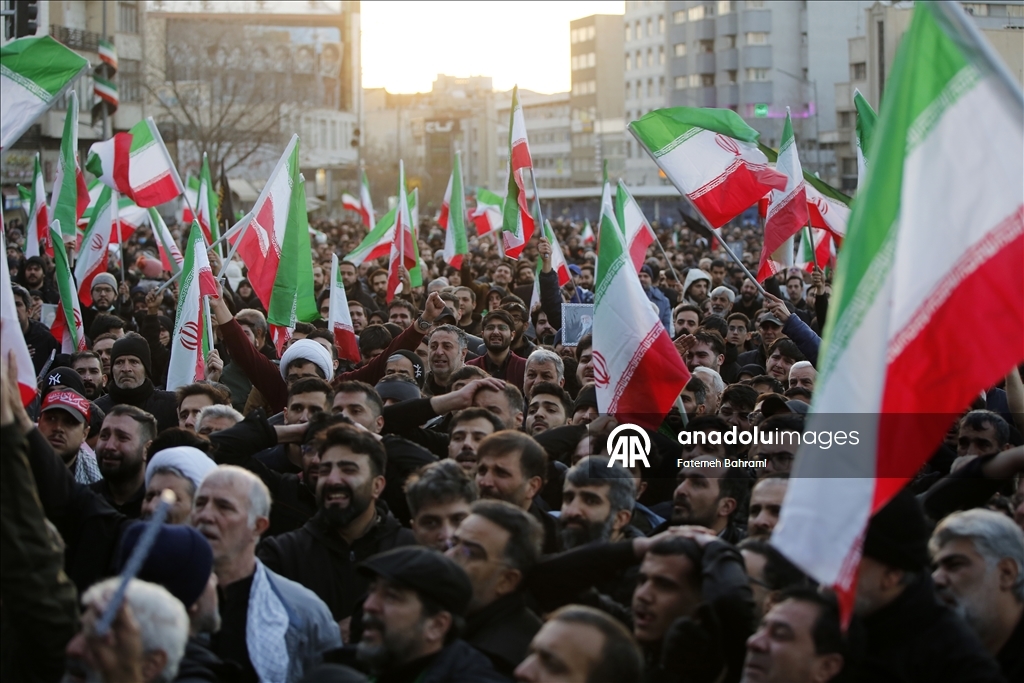 В Иране проходят массовые демонстрации после гибели Хаменеи