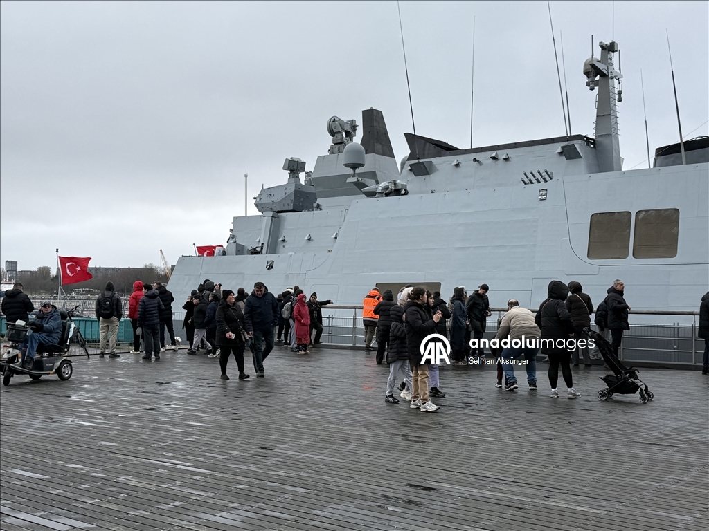 Avrupa'daki Türkler Rotterdam Limanı'na demirleyen TCG Anadolu'ya büyük ilgi gösterdi