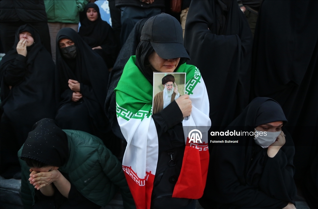 В Иране проходят массовые демонстрации после гибели Хаменеи