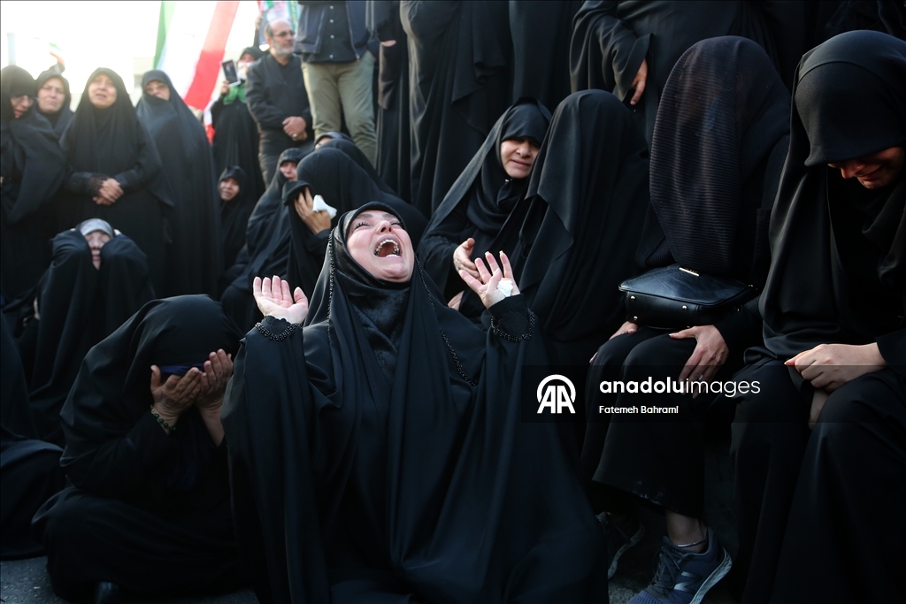 В Иране проходят массовые демонстрации после гибели Хаменеи