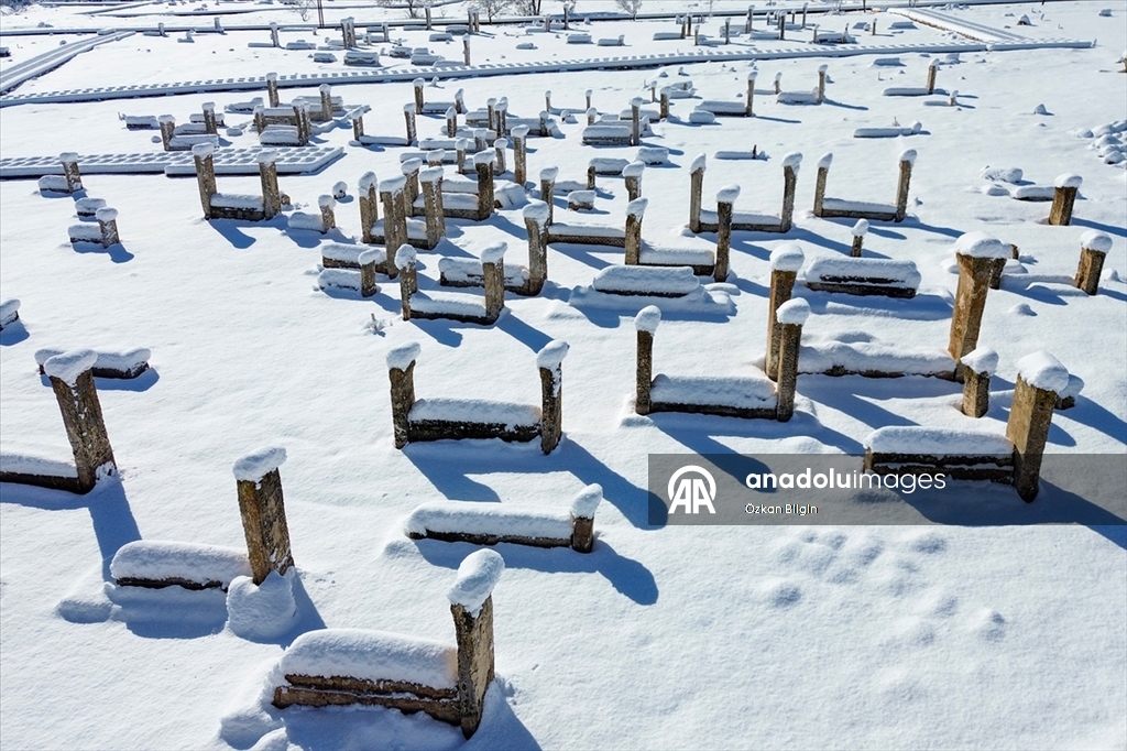 Van'daki Selçuklu Mezarlığı karla kaplandı