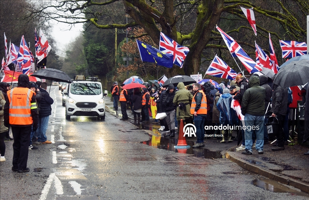 İngiltere’de göçmen yerleştirme planı protesto edildi