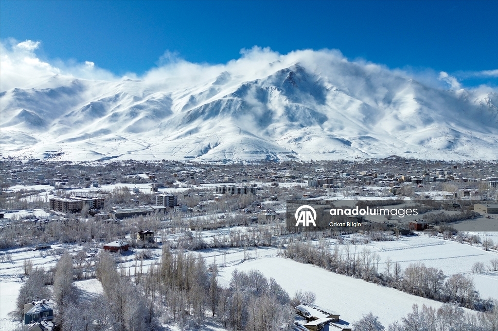 Van'daki Selçuklu Mezarlığı karla kaplandı