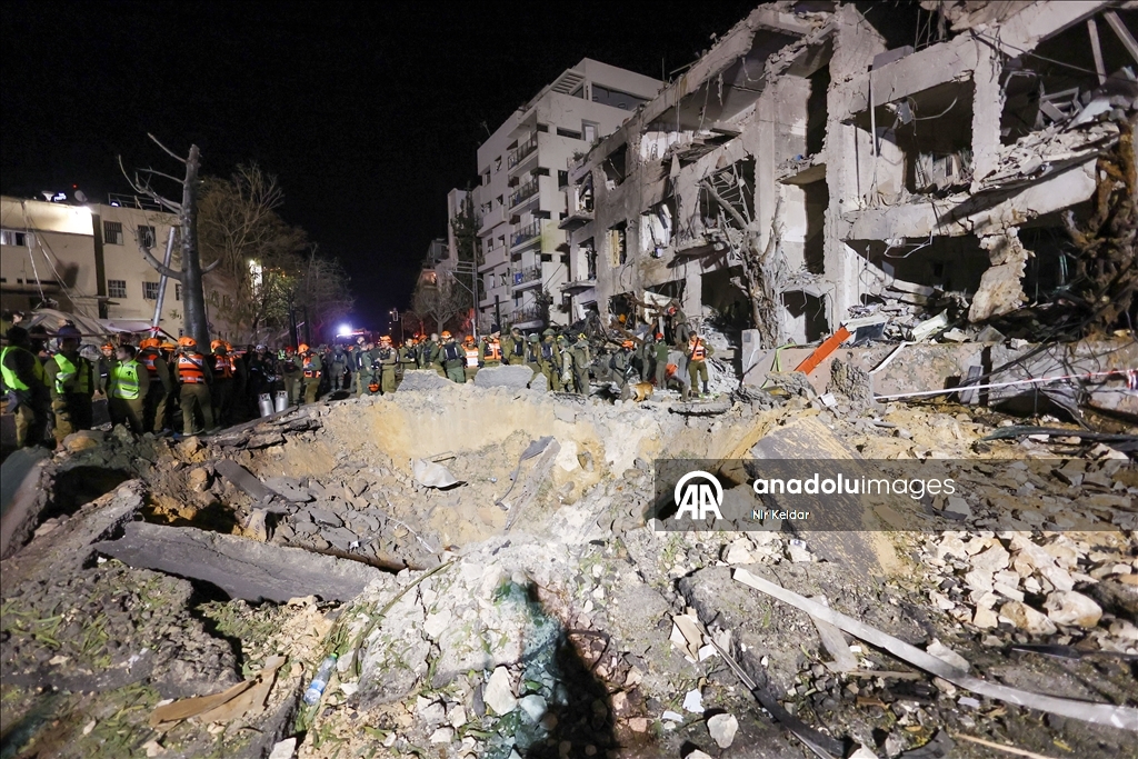 ABD-İsrail saldırısının ardından İran'ın misillemesinde bir füze Tel Aviv'e isabet etti 4