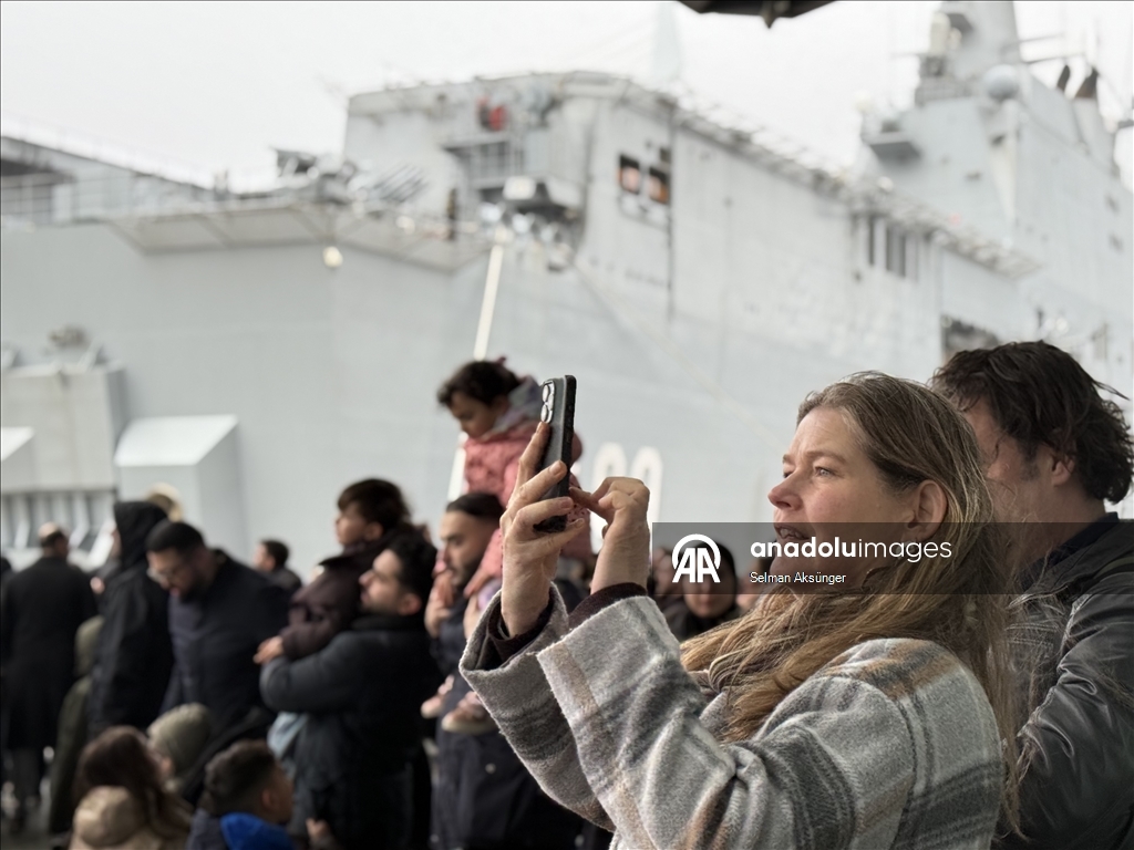 Avrupa'daki Türkler Rotterdam Limanı'na demirleyen TCG Anadolu'ya büyük ilgi gösterdi
