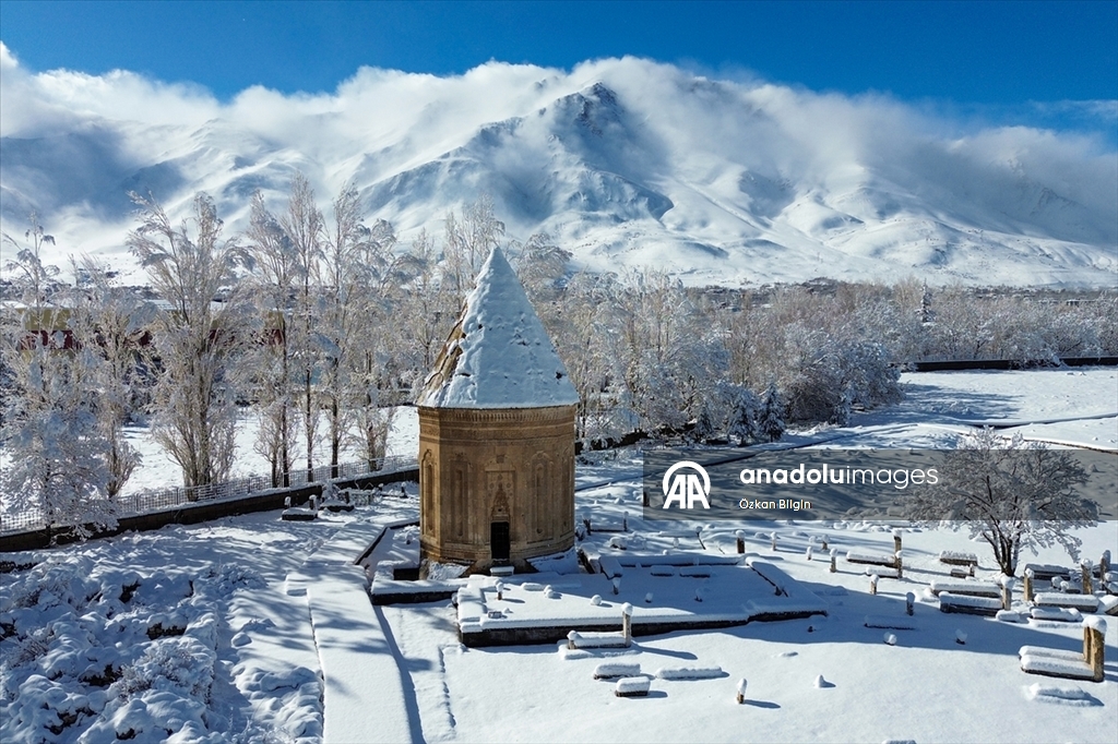 Van'daki Selçuklu Mezarlığı karla kaplandı