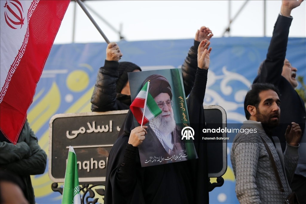 В Иране проходят массовые демонстрации после гибели Хаменеи