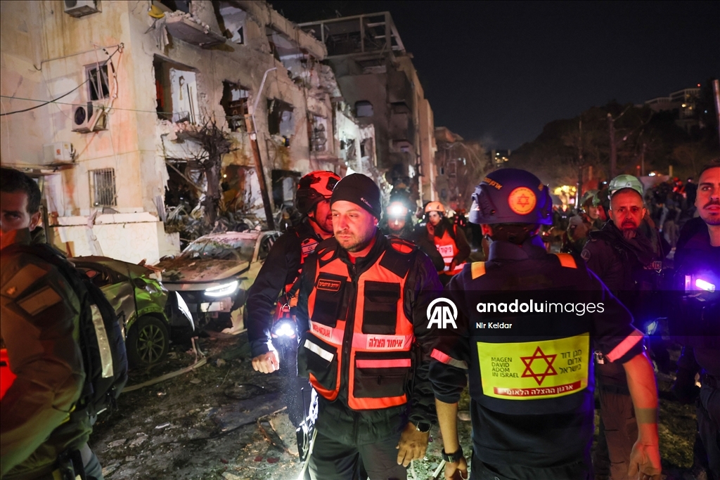 ABD-İsrail saldırısının ardından İran'ın misillemesinde bir füze Tel Aviv'e isabet etti 12