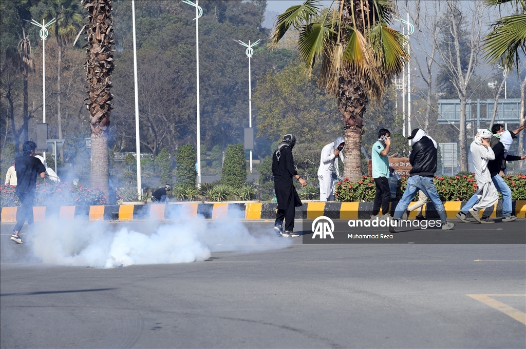 Pakistan'da düzenlenen ABD karşıtı gösteriye güvenlik güçleri müdahale etti