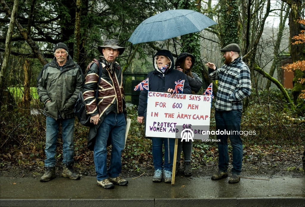 İngiltere’de göçmen yerleştirme planı protesto edildi