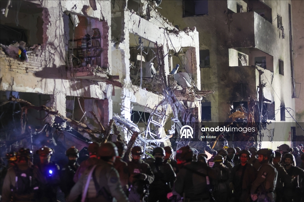 ABD-İsrail saldırısının ardından İran'ın misillemesinde bir füze Tel Aviv'e isabet etti 15