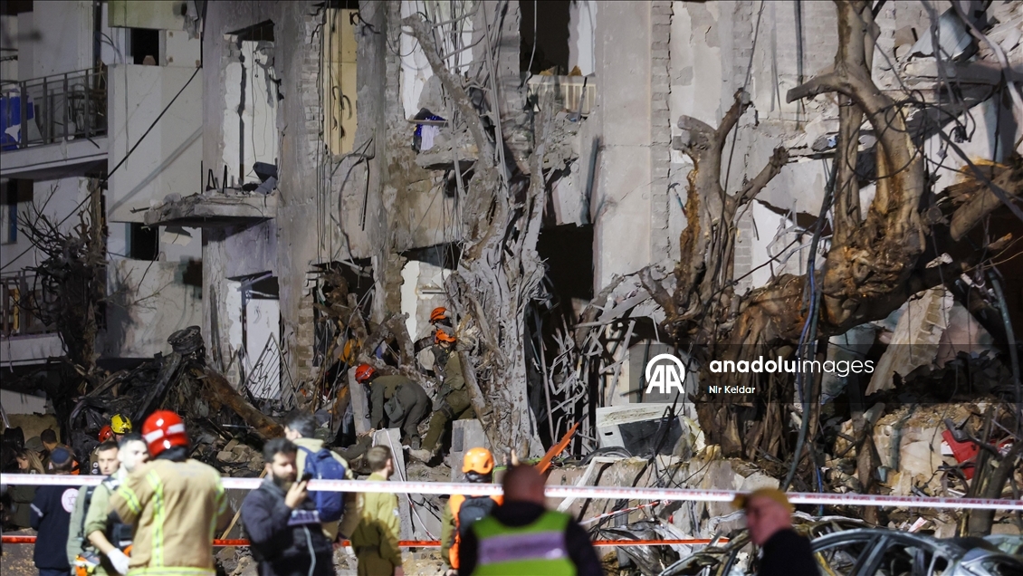 ABD-İsrail saldırısının ardından İran'ın misillemesinde bir füze Tel Aviv'e isabet etti