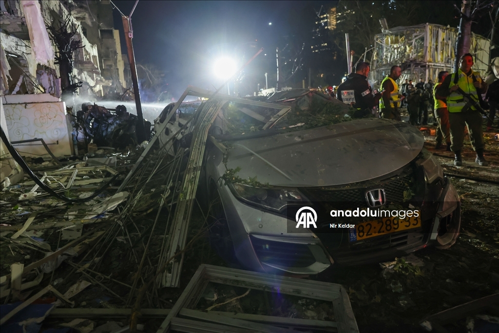 ABD-İsrail saldırısının ardından İran'ın misillemesinde bir füze Tel Aviv'e isabet etti 19