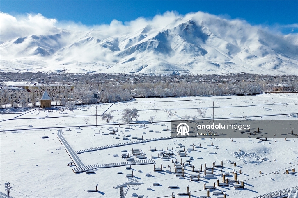 Van'daki Selçuklu Mezarlığı karla kaplandı