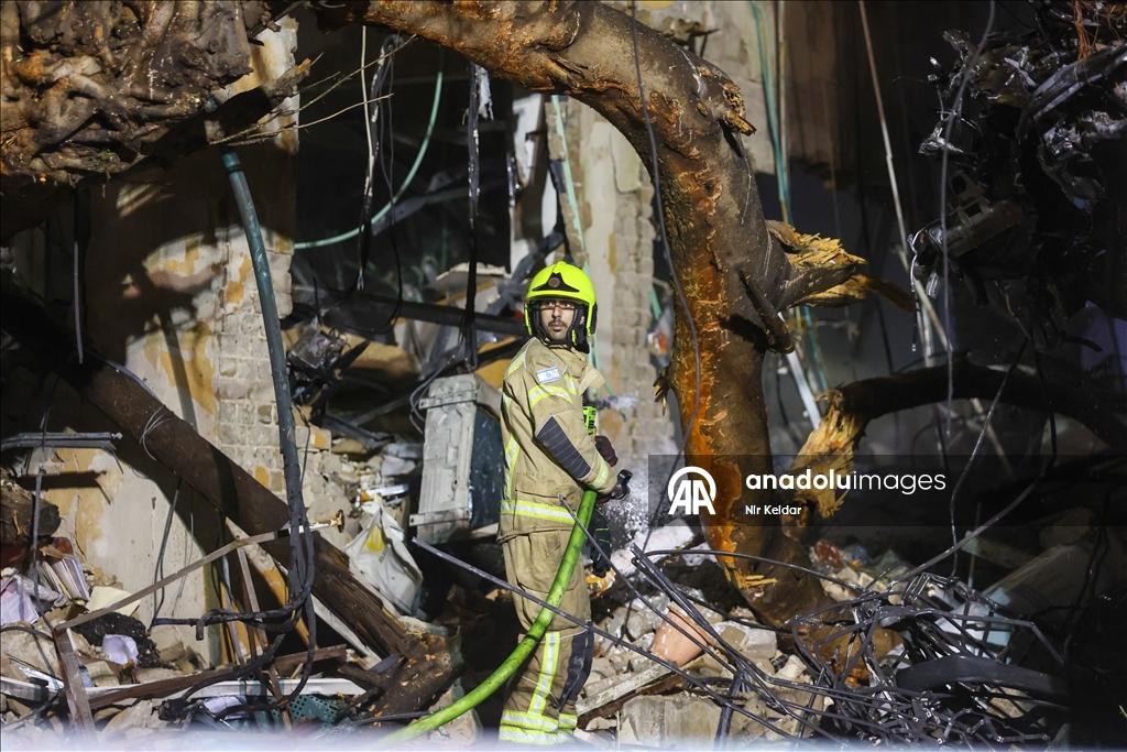 ABD-İsrail saldırısının ardından İran'ın misillemesinde bir füze Tel Aviv'e isabet etti 8