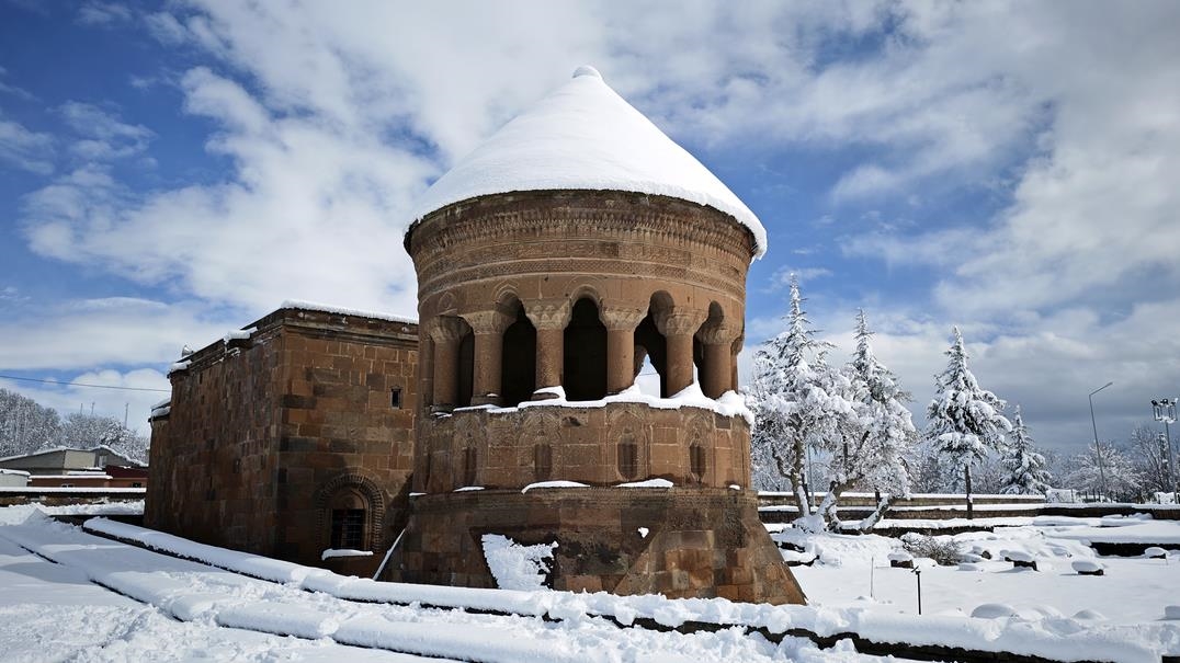 Bitlis'te tarihi yapılar karla kaplandı