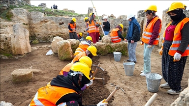 Diyarbakır'da kadınlar 3 bin yıllık Zerzevan Kalesi'nde tarihin izini sürüyor