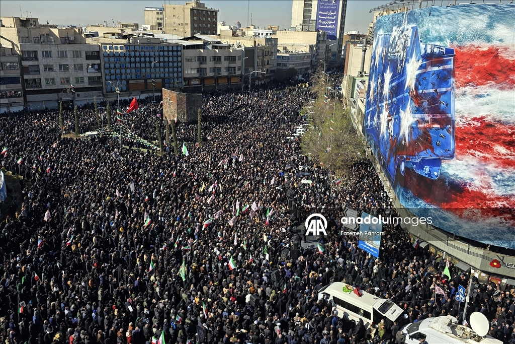 إيرانيون يخرجون في مظاهرات للتنديد بمقتل خامنئي