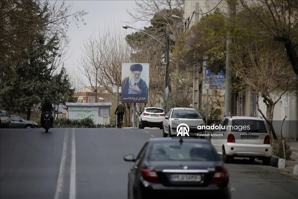 Tahran cadde ve sokaklarına Hamaney afişleri asıldı