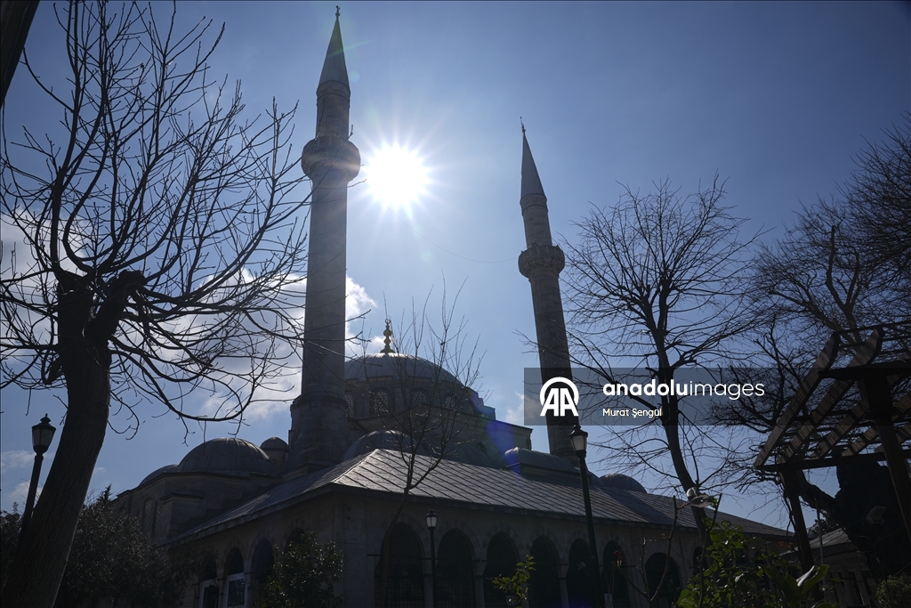 جامع "الوالدة العتيق".. لؤلؤة معمارية تزين الشطر الآسيوي بإسطنبول