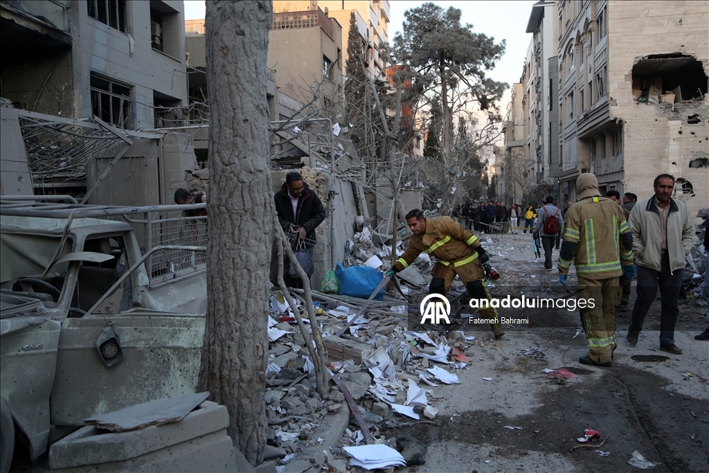 AA ekibi, ABD ve İsrail saldırısında hasar gören Tahran’daki binaları görüntüledi