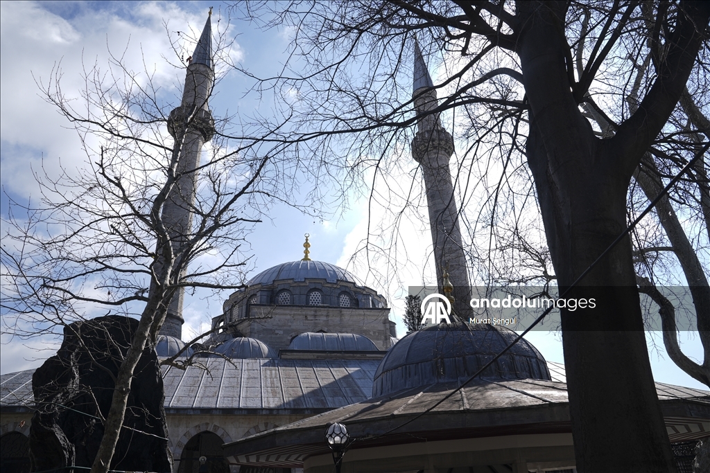 جامع "الوالدة العتيق".. لؤلؤة معمارية تزين الشطر الآسيوي بإسطنبول