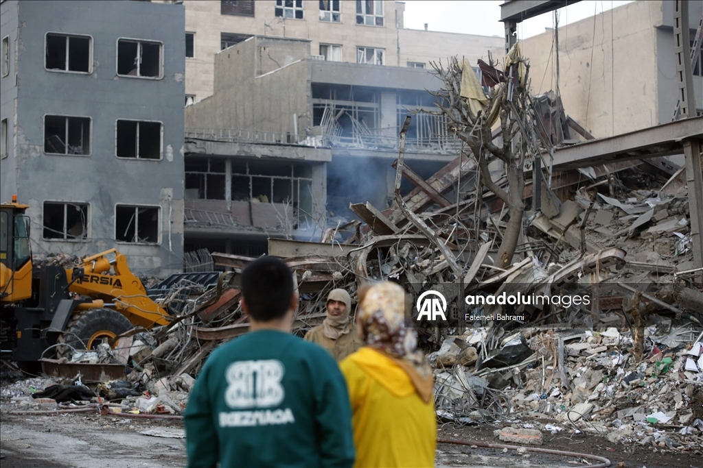 AA ekibi, ABD ve İsrail saldırısında hasar gören Tahran’daki binaları görüntüledi