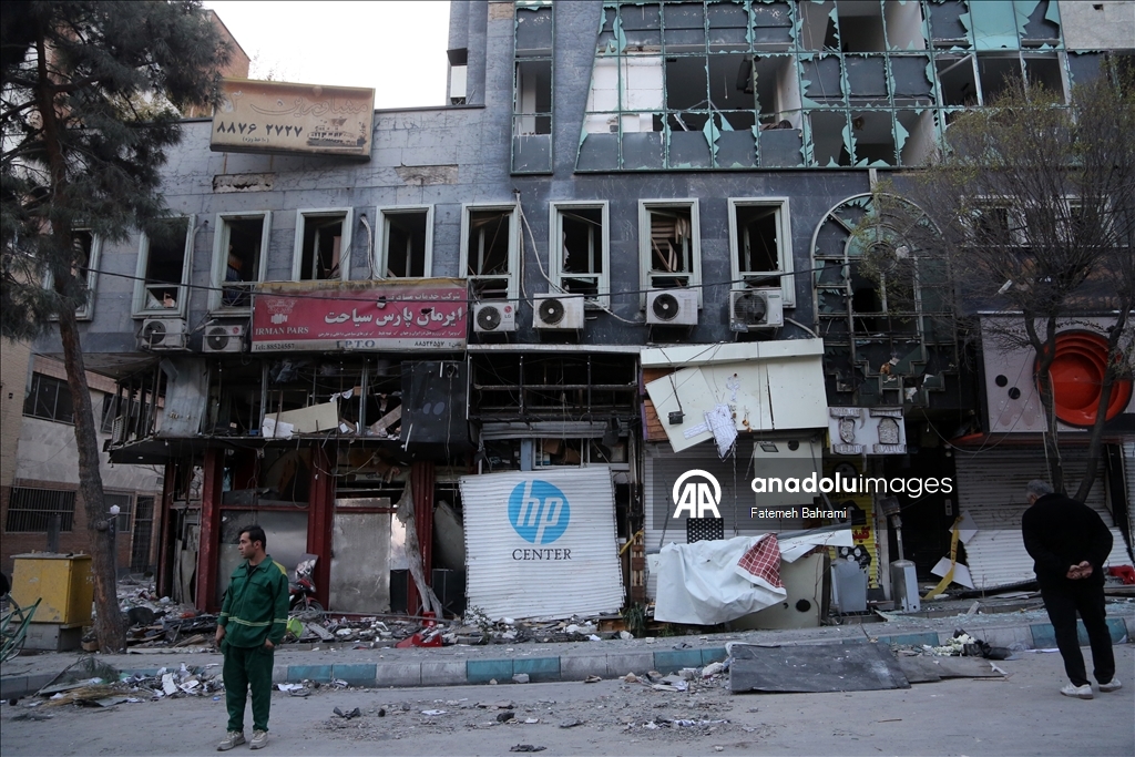 AA ekibi, ABD ve İsrail saldırısında hasar gören Tahran’daki binaları görüntüledi