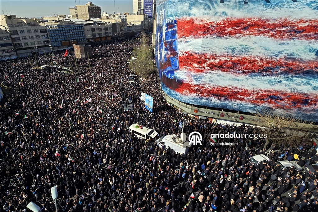 إيرانيون يخرجون في مظاهرات للتنديد بمقتل خامنئي