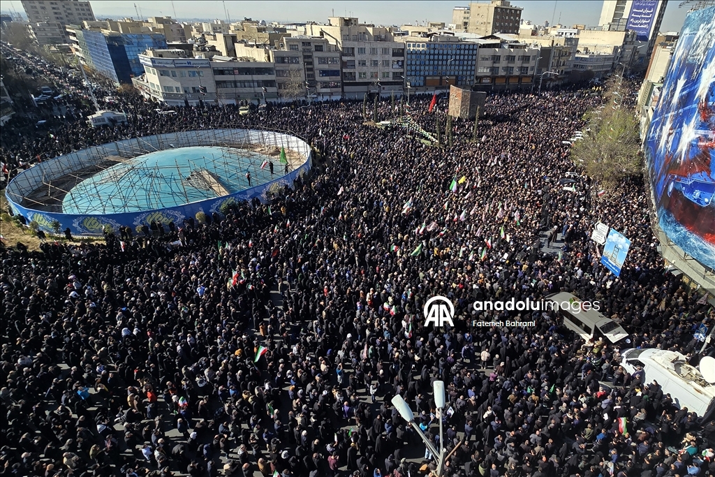 إيرانيون يخرجون في مظاهرات للتنديد بمقتل خامنئي