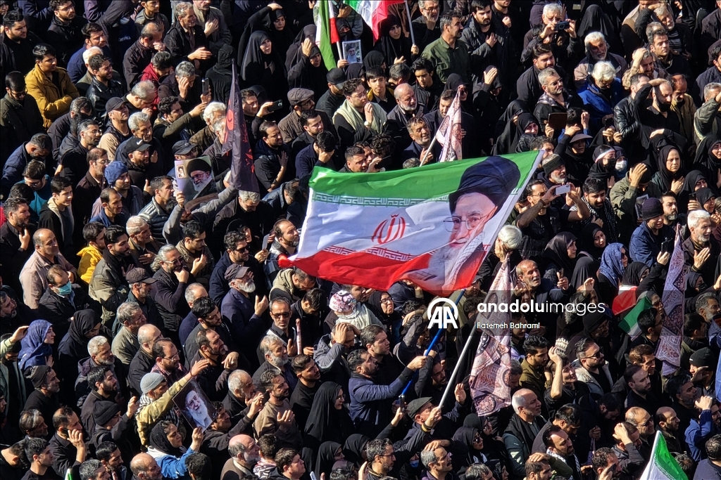 إيرانيون يخرجون في مظاهرات للتنديد بمقتل خامنئي