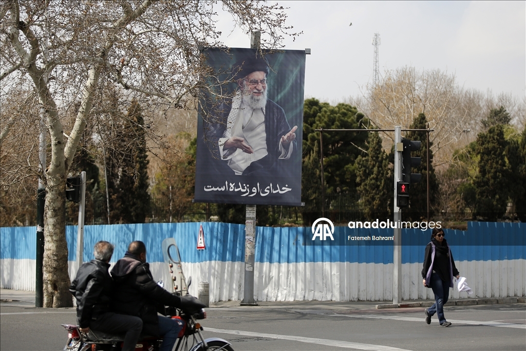 Tahran cadde ve sokaklarına Hamaney afişleri asıldı