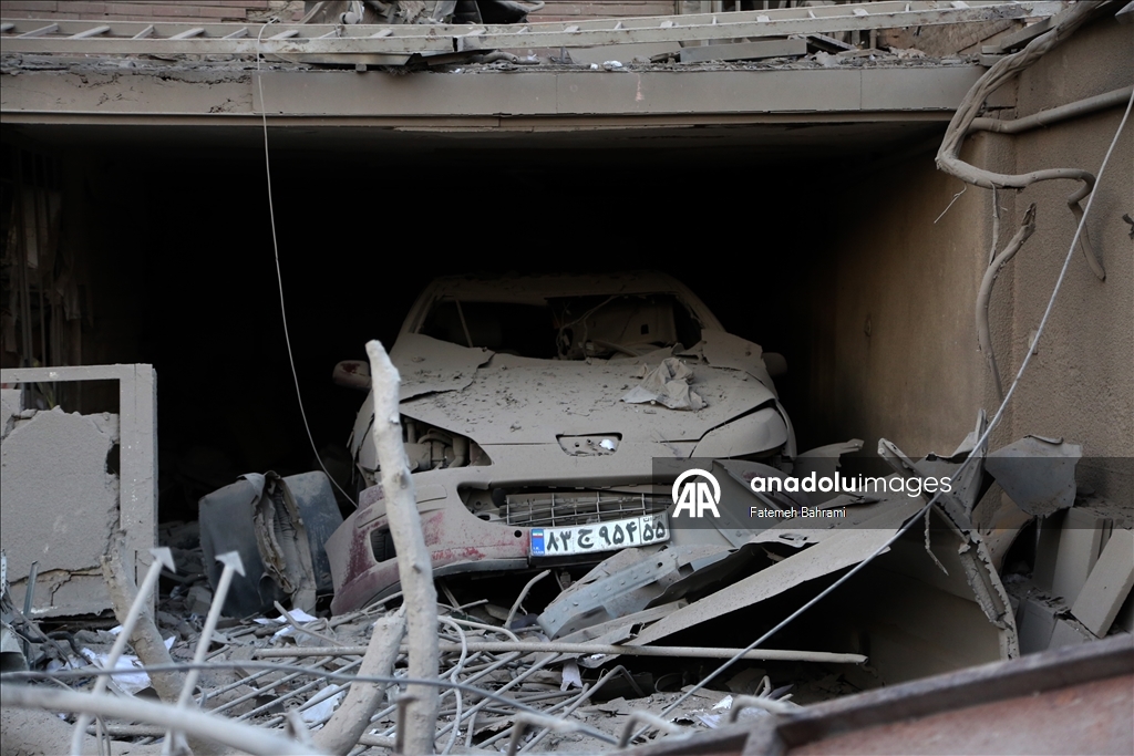 AA ekibi, ABD ve İsrail saldırısında hasar gören Tahran’daki binaları görüntüledi