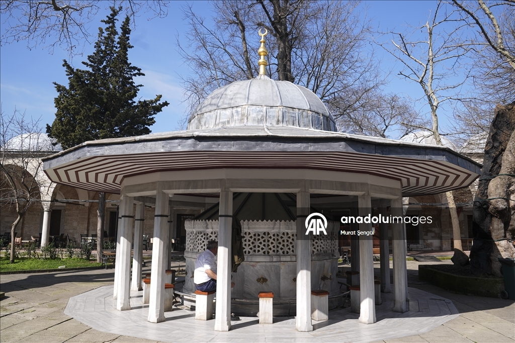 جامع "الوالدة العتيق".. لؤلؤة معمارية تزين الشطر الآسيوي بإسطنبول