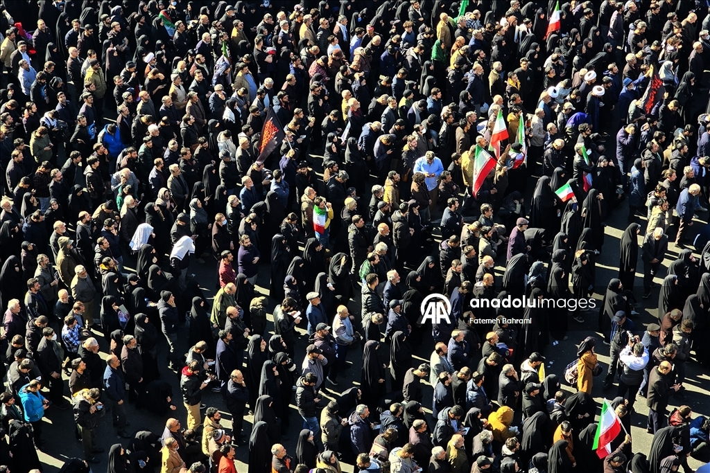 إيرانيون يخرجون في مظاهرات للتنديد بمقتل خامنئي