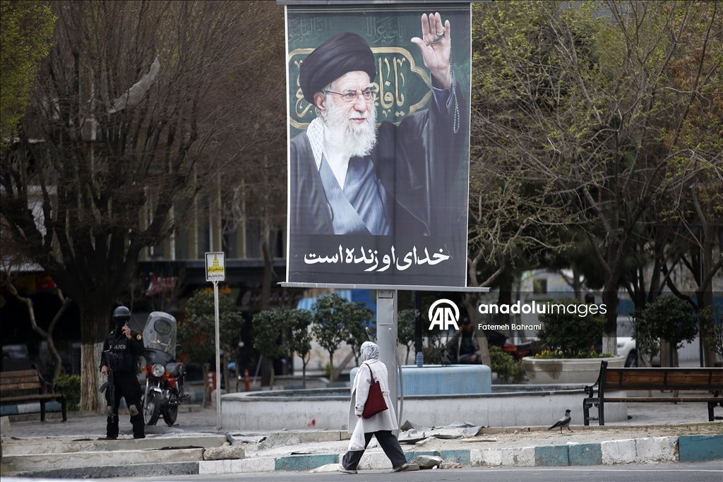 Tahran cadde ve sokaklarına Hamaney afişleri asıldı
