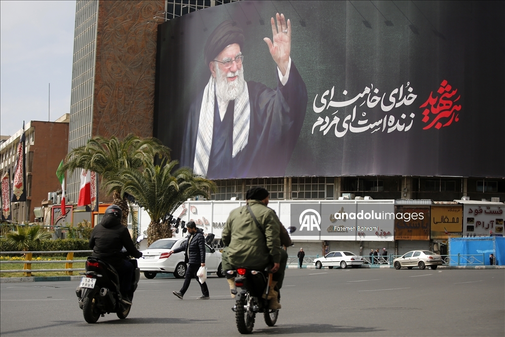 Tahran cadde ve sokaklarına Hamaney afişleri asıldı
