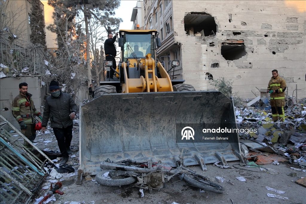 AA ekibi, ABD ve İsrail saldırısında hasar gören Tahran’daki binaları görüntüledi