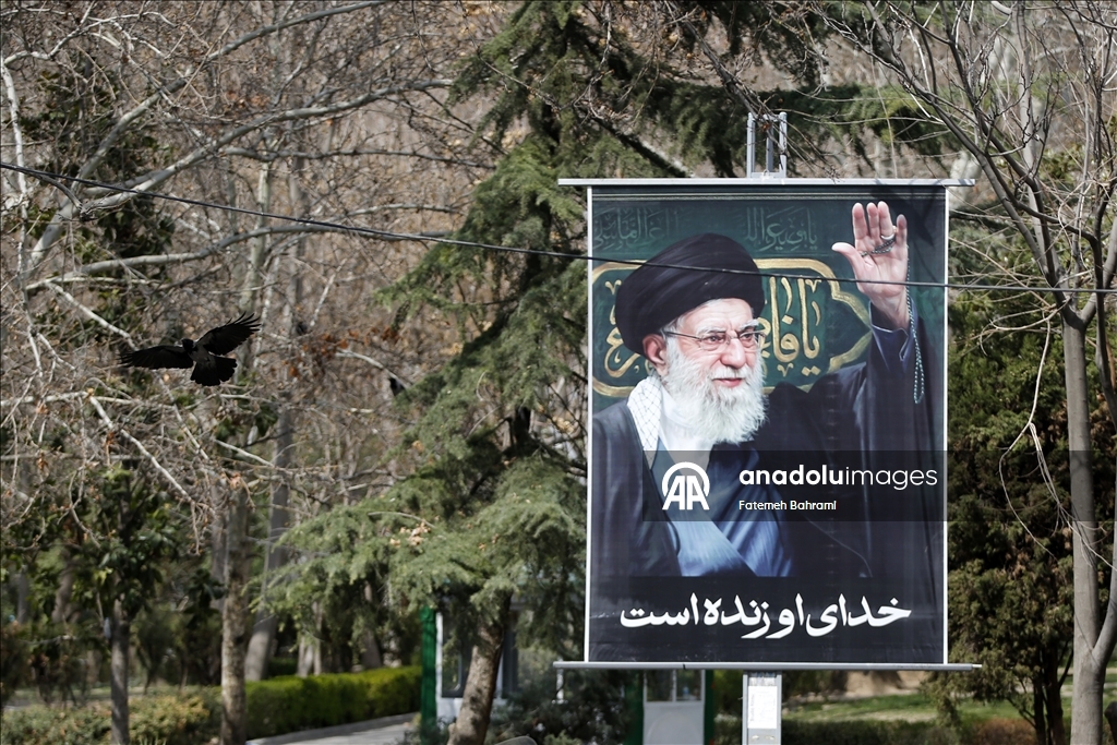 Tahran cadde ve sokaklarına Hamaney afişleri asıldı