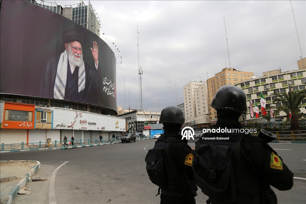 Tahran cadde ve sokaklarına Hamaney afişleri asıldı