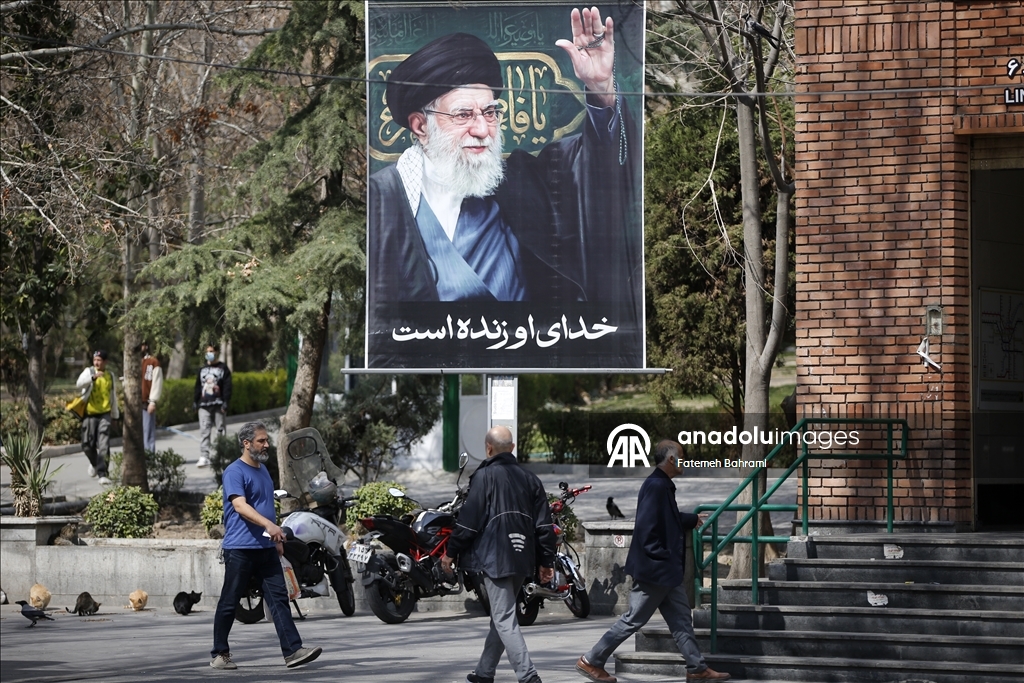 Tahran cadde ve sokaklarına Hamaney afişleri asıldı