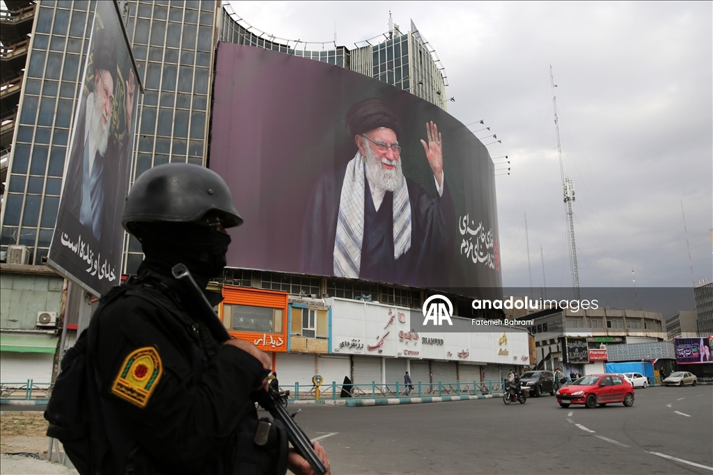Tahran cadde ve sokaklarına Hamaney afişleri asıldı