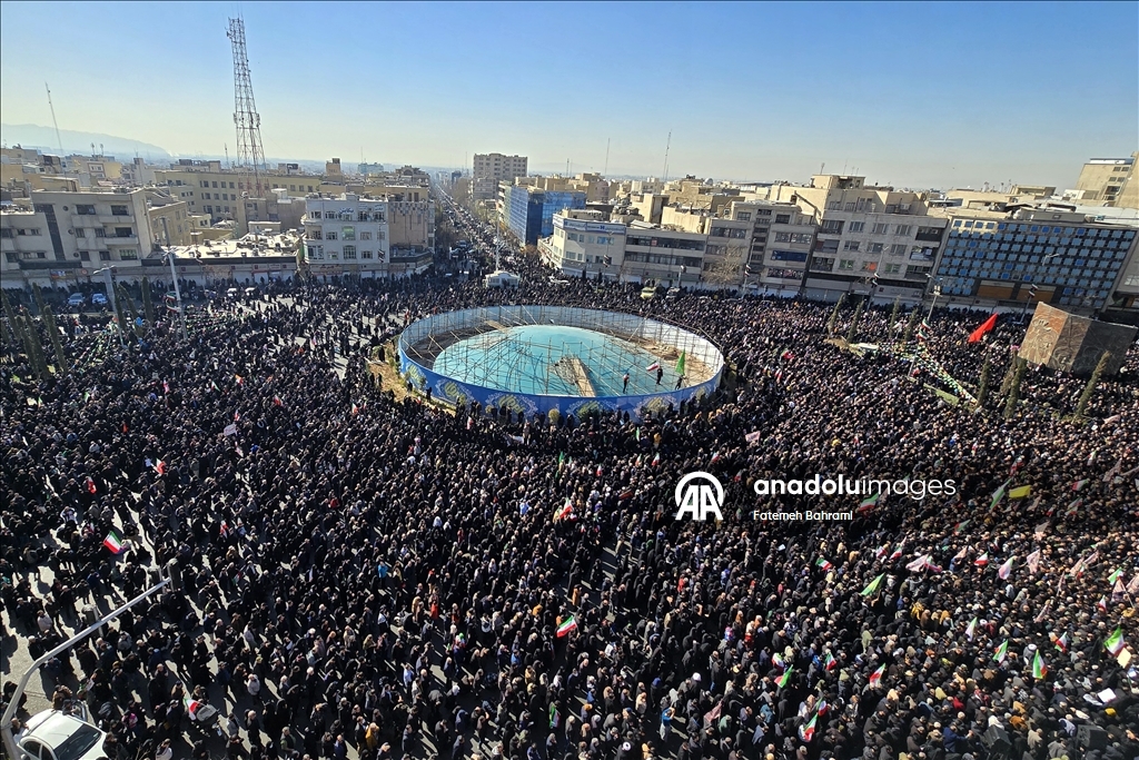 إيرانيون يخرجون في مظاهرات للتنديد بمقتل خامنئي