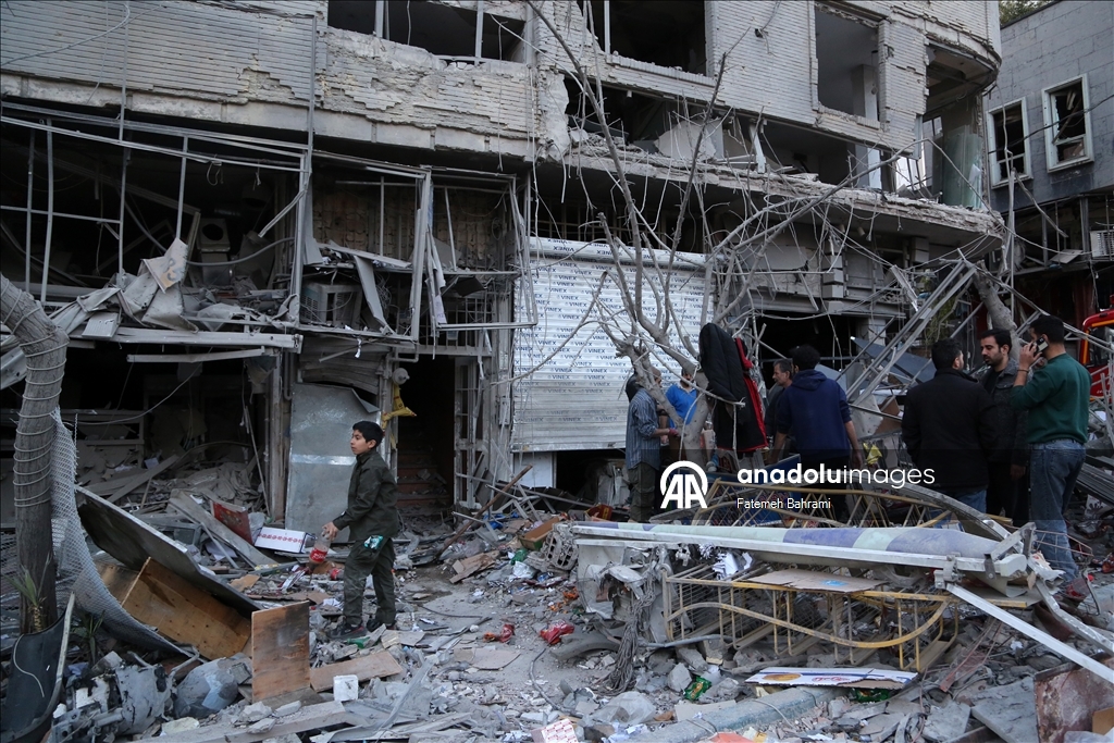 AA ekibi, ABD ve İsrail saldırısında hasar gören Tahran’daki binaları görüntüledi