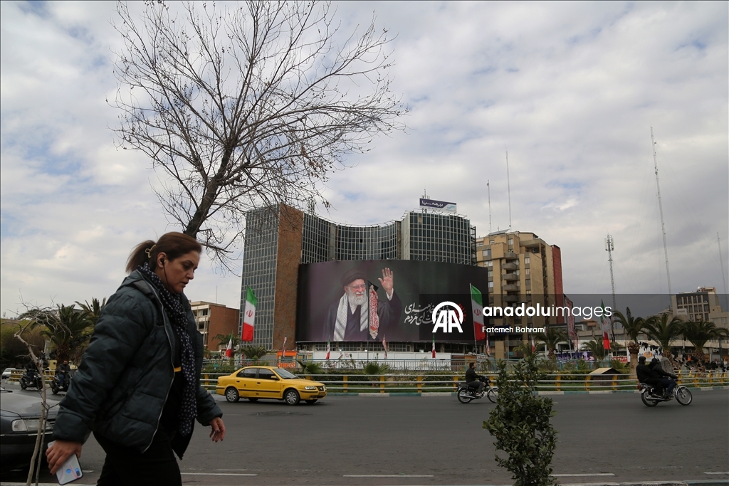 Tahran cadde ve sokaklarına Hamaney afişleri asıldı