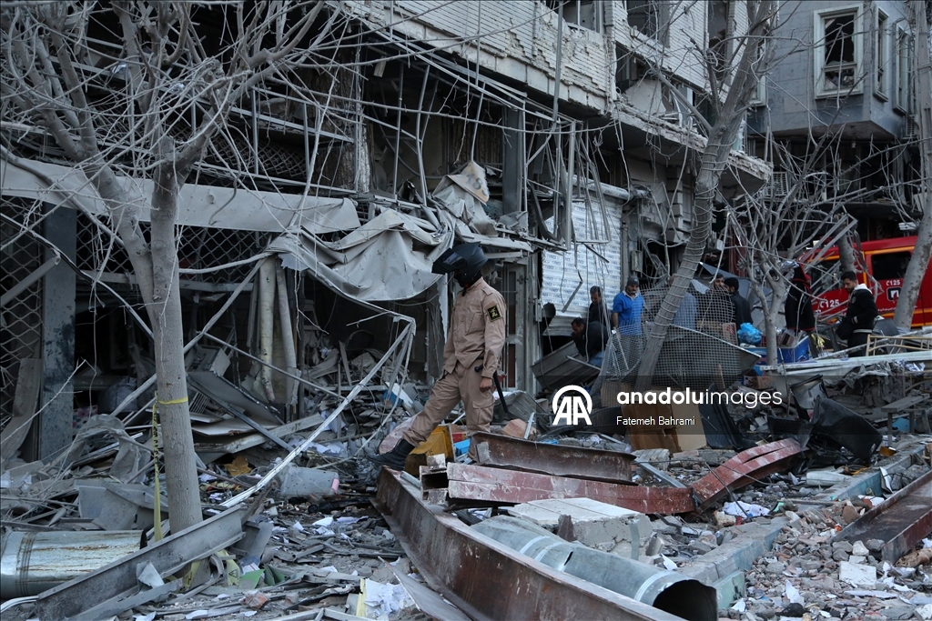 AA ekibi, ABD ve İsrail saldırısında hasar gören Tahran’daki binaları görüntüledi