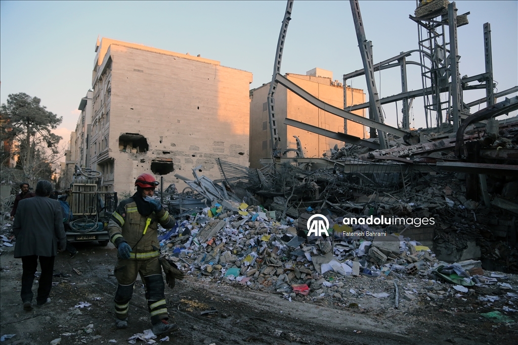 AA ekibi, ABD ve İsrail saldırısında hasar gören Tahran’daki binaları görüntüledi