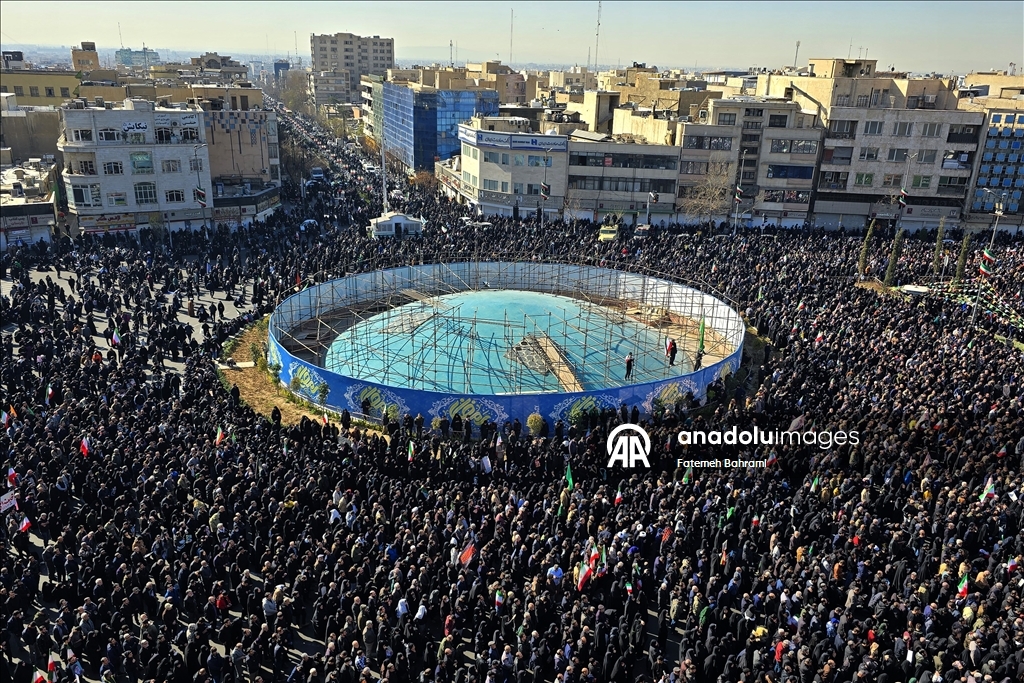 إيرانيون يخرجون في مظاهرات للتنديد بمقتل خامنئي